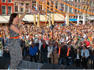 Liz bespeelt het publiek
